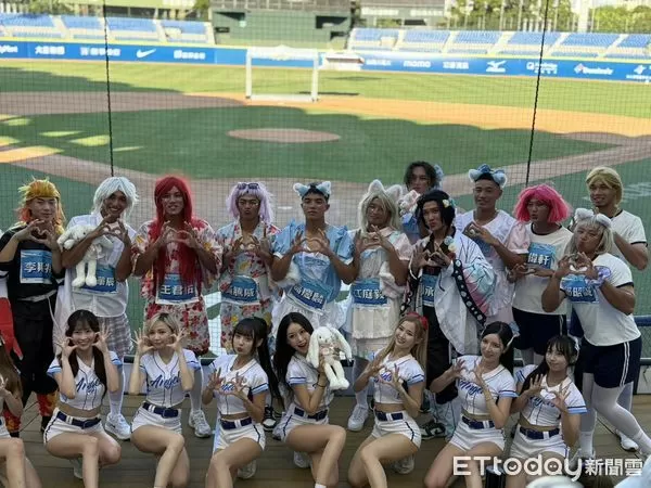 ▲悍將感恩會／笑聲連連！新秀變裝嗨翻新莊　江庭毅領口太低怕走光。（圖／記者胡冠辰攝）