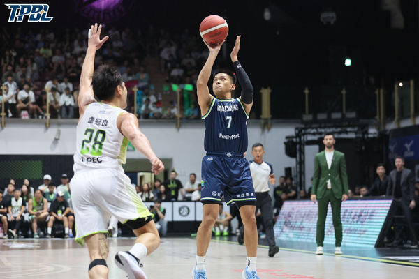 ▲夢想家張宗憲、恩尼斯、林俊吉，海神胡瓏貿、崔維斯、施晉堯、費雪、于煥亞。（圖／TPBL職籃提供）
