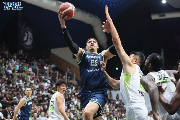 ▲夢想家張宗憲、恩尼斯、林俊吉，海神胡瓏貿、崔維斯、施晉堯、費雪、于煥亞。（圖／TPBL職籃提供）