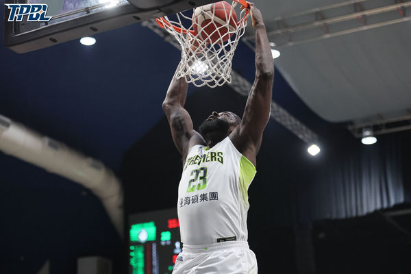 ▲夢想家張宗憲、恩尼斯、林俊吉，海神胡瓏貿、崔維斯、施晉堯、費雪、于煥亞。（圖／TPBL職籃提供）