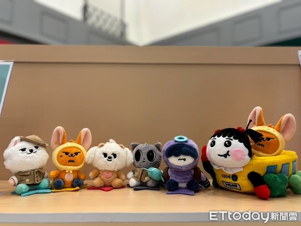 ▲韓國大勢男團TXT演唱會前哨戰，官方「超萌分身」快閃台中。（圖／記者游瓊華翻攝）