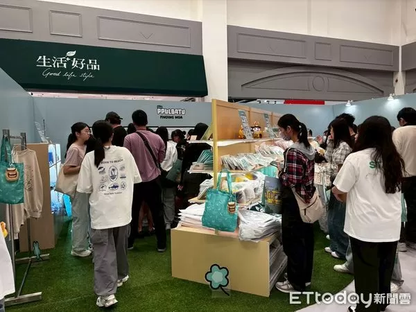 ▲韓國大勢男團TXT演唱會前哨戰，官方「超萌分身」快閃台中。（圖／記者游瓊華翻攝）