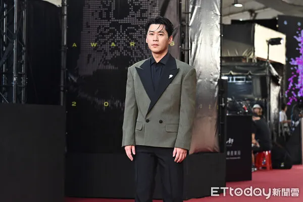 ▲第60屆戲劇類金鐘獎星光大道，星光大道主持人黃迪揚。（圖／記者李毓康攝）