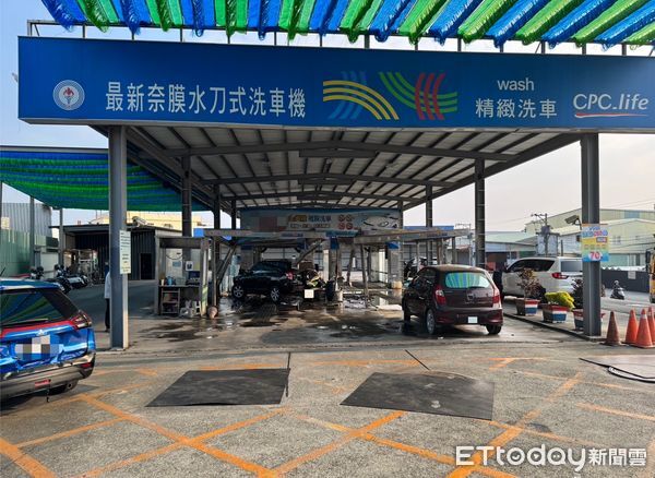 ▲▼劉姓男駕駛在排隊等候洗車時，疑因錯把油門當煞車，導致暴衝，不僅追撞前方車輛，更衝進洗車道，將一名員工當場撞倒並壓在車底，警消緊急到場協助脫困，傷者意識清楚但腿部受傷送醫。（圖／記者吳世龍翻攝）