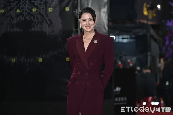 ▲第60屆戲劇類金鐘獎星光大道，林予晞+《死了一個娛樂女記者之後》劇組團隊。（圖／記者李毓康攝）