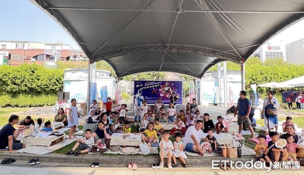 ▲台南良友盃兒童繪畫比賽熱鬧登場，議員曾之婕化身「神力女超人」與小朋友同樂。（記者林東良翻攝，下同）