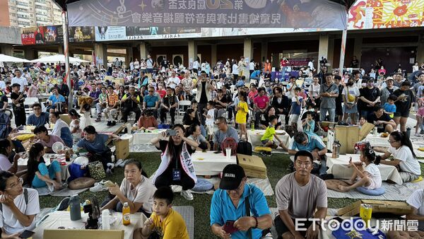 ▲台南良友盃兒童繪畫比賽熱鬧登場，議員曾之婕化身「神力女超人」與小朋友同樂。（記者林東良翻攝，下同）