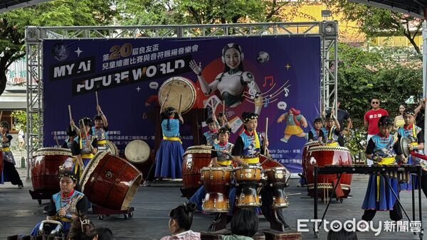 ▲台南良友盃兒童繪畫比賽熱鬧登場，議員曾之婕化身「神力女超人」與小朋友同樂。（記者林東良翻攝，下同）