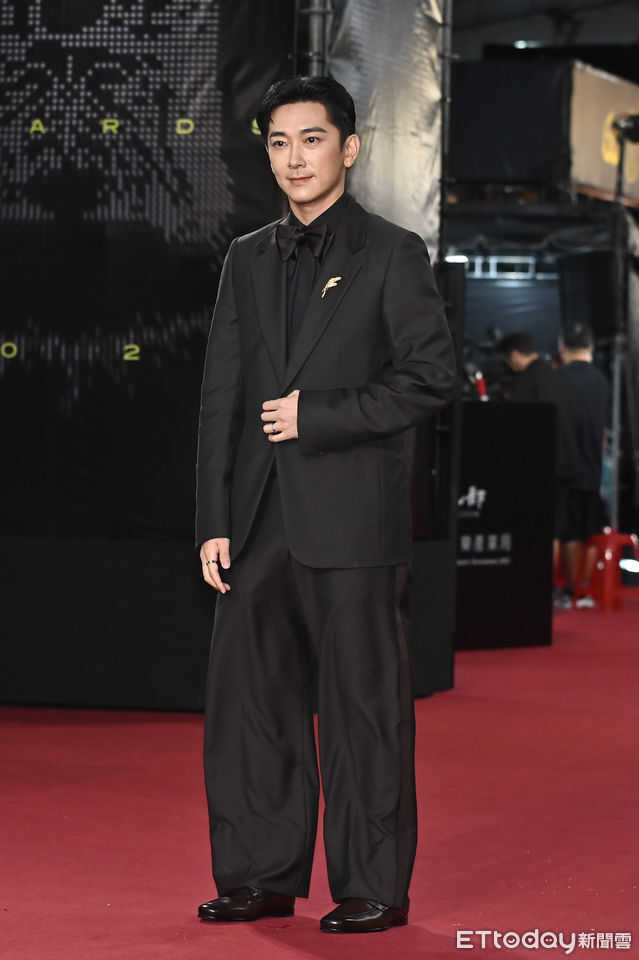 ▲第60屆戲劇類金鐘獎星光大道，施名帥+《愛作歹》劇組團隊。（圖／記者李毓康攝）