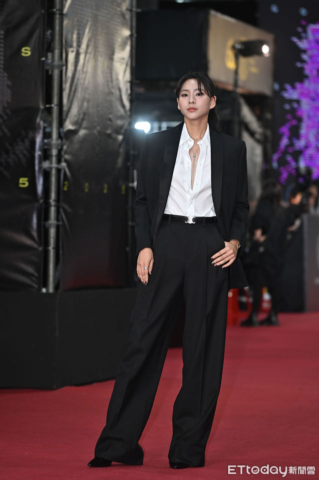 ▲第60屆戲劇類金鐘獎星光大道，袁漠遙。（圖／記者李毓康攝）