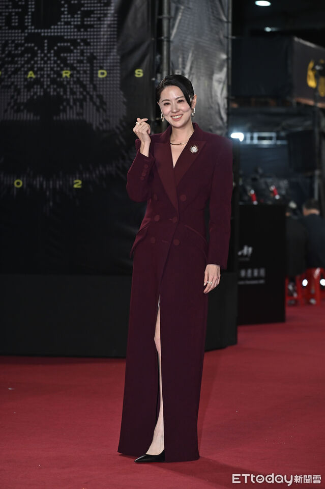 ▲第60屆戲劇類金鐘獎星光大道，林予晞+《死了一個娛樂女記者之後》劇組團隊。（圖／記者李毓康攝）