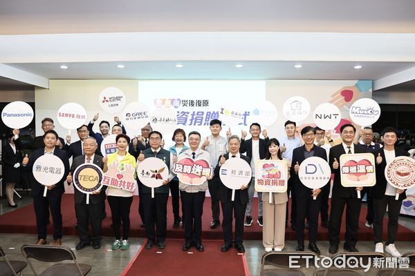 ▲行政院長卓榮泰、經濟部長龔明鑫與市長黃偉哲共同出席「雲嘉南災後物資捐贈表揚儀式」，感謝各界善心捐贈協助災民重建。（記者林東良翻攝，下同）