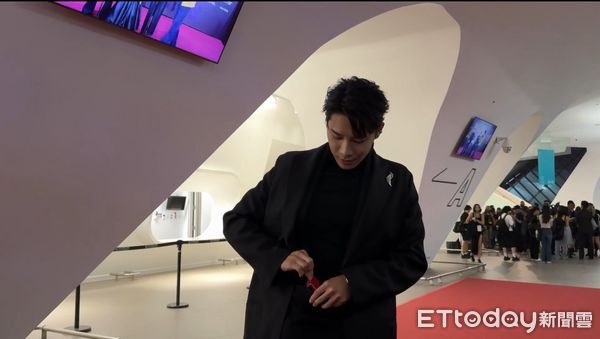 ▲宋偉恩拉出紅色內褲頭。（圖／記者黃庠棻攝）