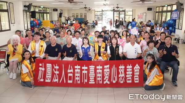 ▲台南愛心慈善會舉辦43週年慶公益活動，百位弱勢學童獲發慰問金與物資，場面溫馨感人。（記者林東良翻攝，下同）