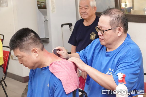 ▲台南愛心慈善會舉辦43週年慶公益活動，百位弱勢學童獲發慰問金與物資，場面溫馨感人。（記者林東良翻攝，下同）