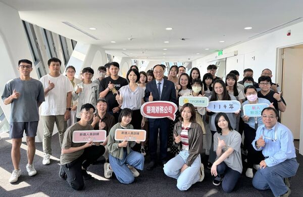 ▲台灣港務公司新進人員教育訓練學員與港務公司董事長周永暉(著西裝)合影。（圖／港務公司提供）
