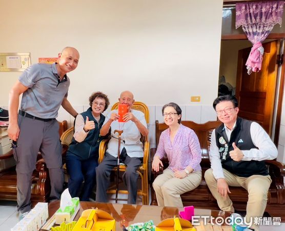 ▲副總統蕭美琴（右）親赴台南官田區與柳營區慰訪百歲人瑞，祝福重陽佳節福壽綿延。（記者林東良翻攝，下同）