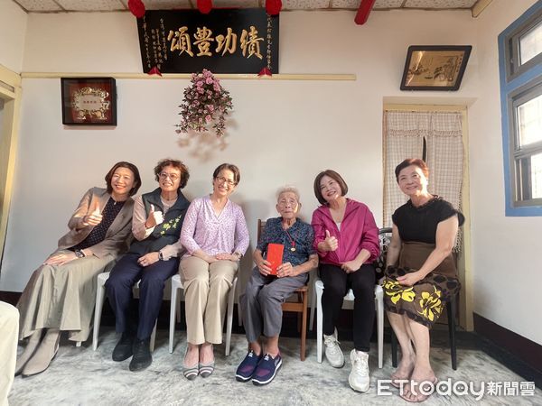 ▲副總統蕭美琴（右）親赴台南官田區與柳營區慰訪百歲人瑞，祝福重陽佳節福壽綿延。（記者林東良翻攝，下同）