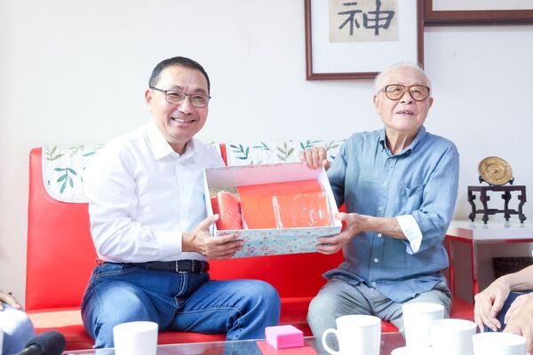 ▲百歲人瑞贈「侯門玄德」書法 侯友宜表敬意祝健康長壽。（圖／新北市新聞局提供）