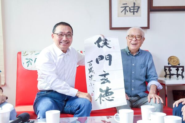 ▲百歲人瑞贈「侯門玄德」書法 侯友宜表敬意祝健康長壽。（圖／新北市新聞局提供）