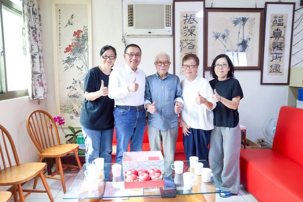 ▲百歲人瑞贈「侯門玄德」書法 侯友宜表敬意祝健康長壽。（圖／新北市新聞局提供）