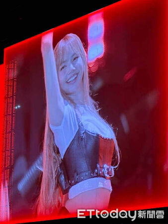 ▲▼直擊／BLACKPINK晚20分開演！破億神曲開場　Lisa甜笑太殺萬人瘋掉 。（圖／讀者提供）