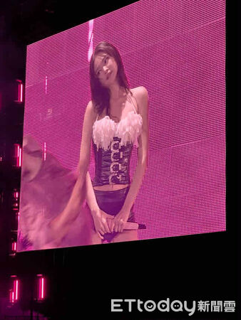 ▲▼直擊／BLACKPINK晚20分開演！破億神曲開場　Lisa甜笑太殺萬人瘋掉 。（圖／讀者提供）