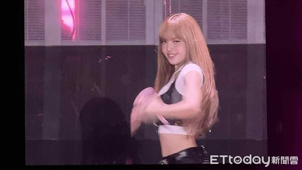 ▲▼直擊／BLACKPINK晚20分開演！破億神曲開場　Lisa甜笑太殺萬人瘋掉 。（圖／讀者提供）
