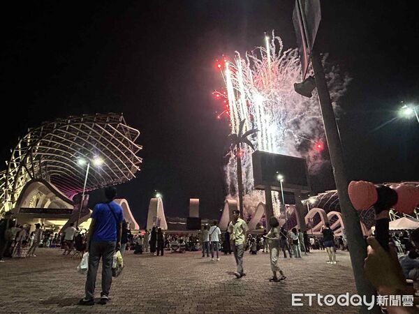 ▲▼ 直擊／千人看免錢！BLACKPINK世運煙火猛爆　場外聽音漏CP值很高。（圖／讀者提供）