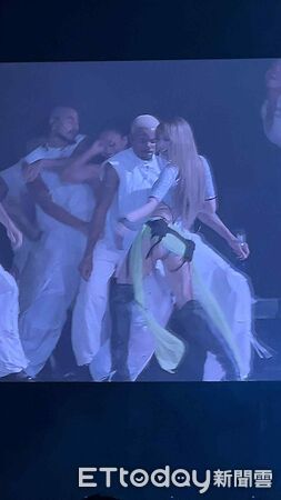 ▲Lisa嗨唱〈Rockstar〉轉身屁股蛋太辣，世運秒變夜店。（圖／讀者提供）