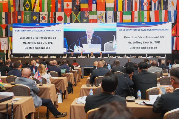 ▲亞洲棒總會會長辜仲諒今日在全體世界棒壘球總會會員代表支持下，成功連任執行副會長。（圖／棒協提供）