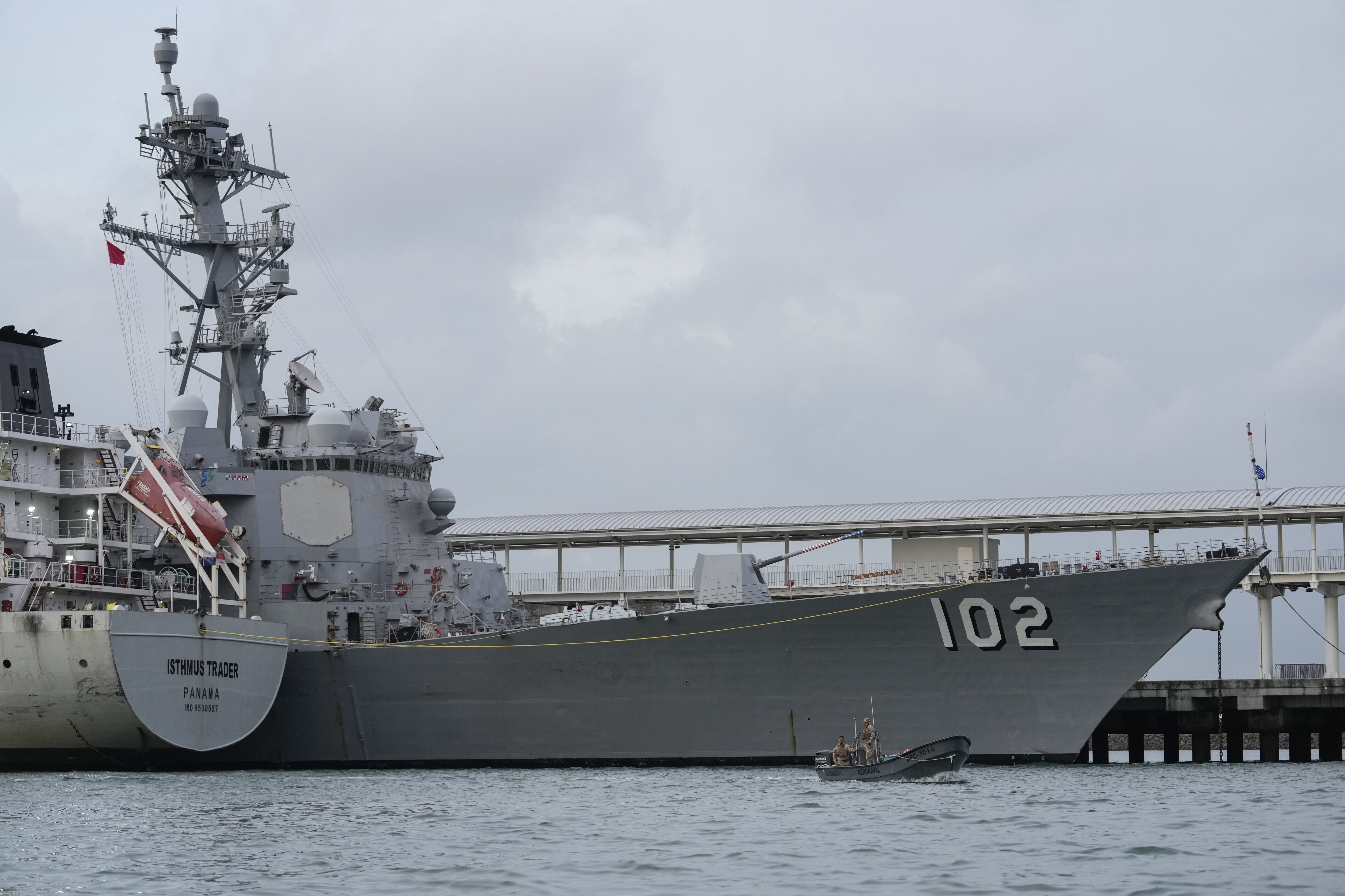 ▲▼美國海軍桑普森號驅逐艦(USS Sampson,DDG-102)於8月30日停靠在巴拿馬港口。(圖/達志影像/美聯社)