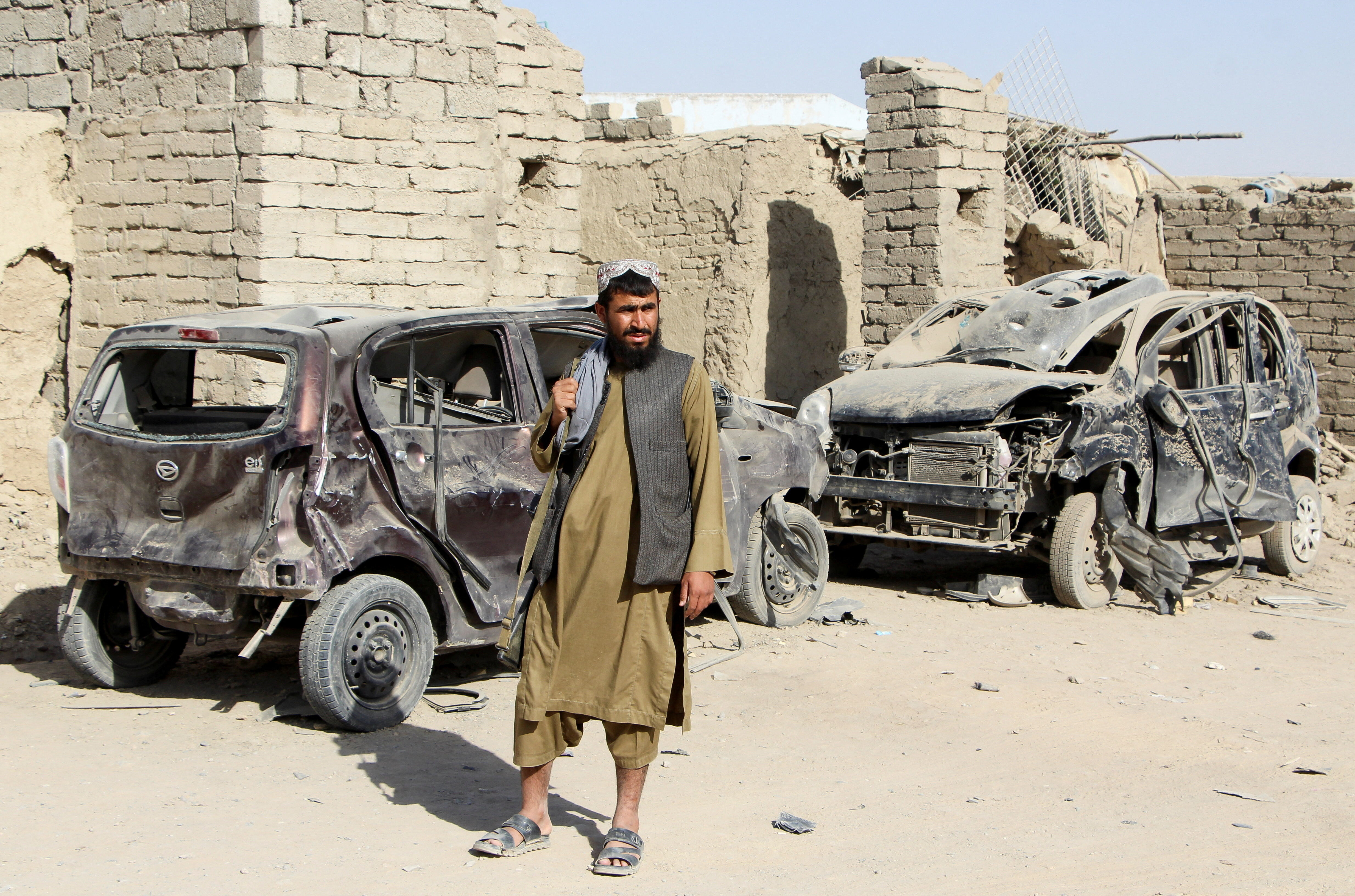 ▲▼阿富汗、巴基斯坦爆邊境衝突,阿富汗境內車輛被炸爛。（圖／路透）