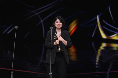 金鐘獎／嚴藝文抱走導演獎「上台先喬胸」！　謝盈萱台下看哭