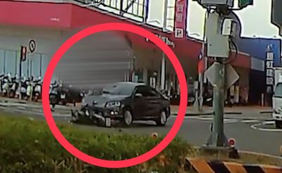 台中女騎士違規左轉遭撞飛！空中翻一圈重摔機車起火　酒測超標