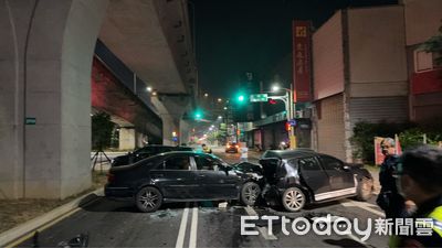 台中深夜路口大暴衝!1女撞3男一度受困 現場慘狀曝