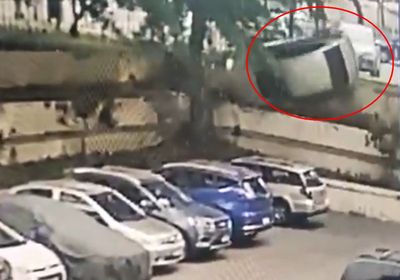 86歲嬤翻滾360度「神級停車」 衝出路面精準降落停車格