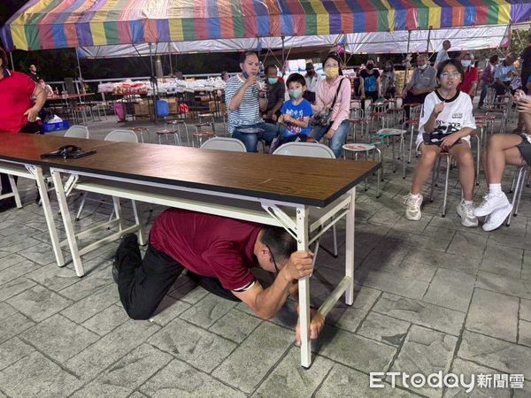 ▲南消四大隊左鎮消防分隊結合北極殿舉辦重陽節防火宣導，提醒長者關心自身居家安全。????圖說（記者林東良翻攝，下同）
