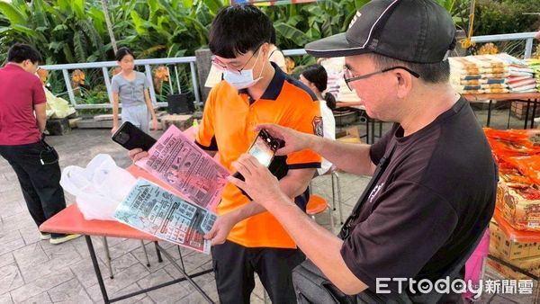 ▲南消四大隊左鎮消防分隊結合北極殿舉辦重陽節防火宣導，提醒長者關心自身居家安全。????圖說（記者林東良翻攝，下同）