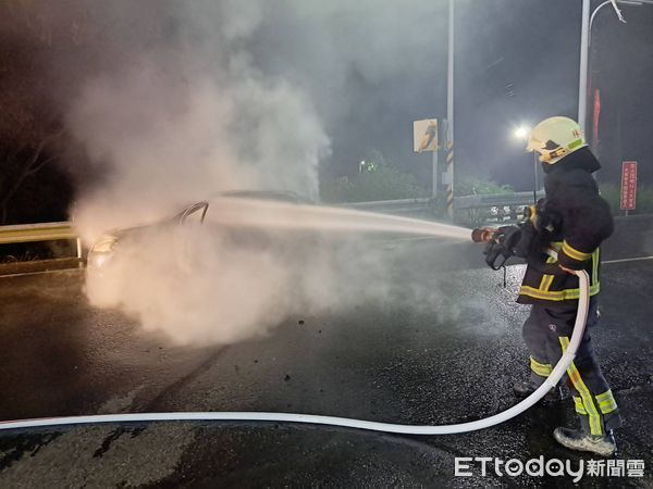 ▲▼苗栗台3線三灣段火燒車，夫妻身體不適送醫。（圖／記者楊永盛翻攝）