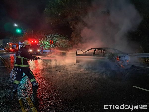 ▲▼苗栗台3線三灣段火燒車，夫妻身體不適送醫。（圖／記者楊永盛翻攝）