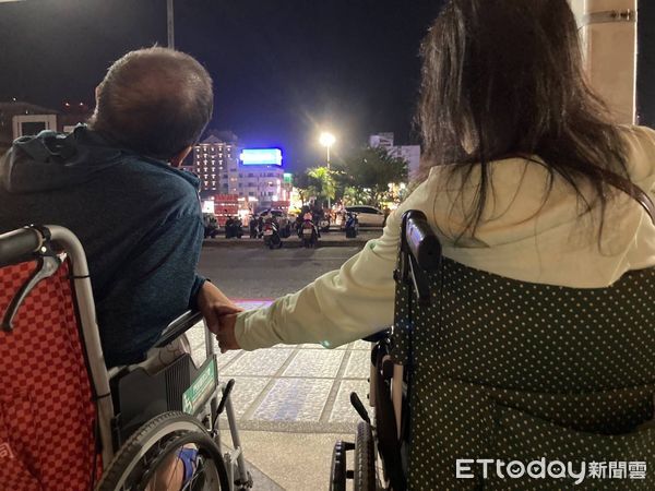 ▲癌末男子在門諾醫院護理師照顧下，與摯愛女友開心出發旅遊。（圖／記者王兆麟翻攝，下同）