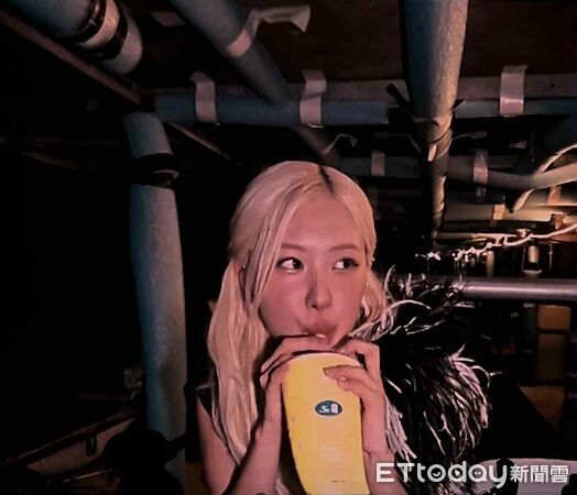 ▲Ros&eacute;開唱吃鳳梨酥被神出　就是高雄在地品牌「舊振南」。（圖／讀者提供）