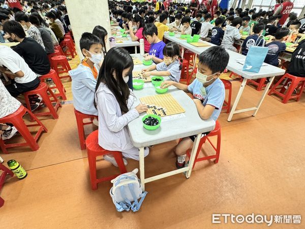 ▲第18屆華聲盃全國圍棋錦標賽，在台南市北區公園國小競技，吸引約930位參賽者對弈，比賽中各組選手們用心對奕，爭取佳績。（圖／記者林東良攝，下同）