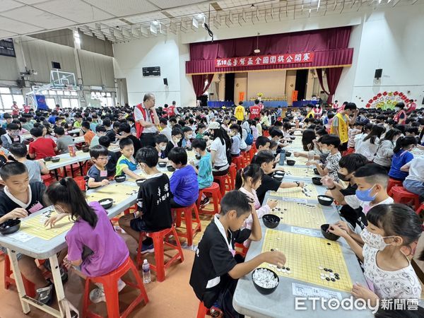 ▲第18屆華聲盃全國圍棋錦標賽，在台南市北區公園國小競技，吸引約930位參賽者對弈，比賽中各組選手們用心對奕，爭取佳績。（圖／記者林東良攝，下同）