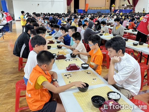 ▲第18屆華聲盃全國圍棋錦標賽，在台南市北區公園國小競技，吸引約930位參賽者對弈，比賽中各組選手們用心對奕，爭取佳績。（圖／記者林東良攝，下同）