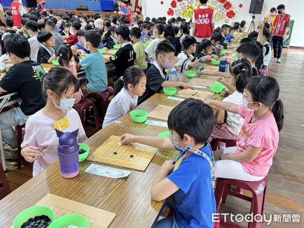 ▲第18屆華聲盃全國圍棋錦標賽，在台南市北區公園國小競技，吸引約930位參賽者對弈，比賽中各組選手們用心對奕，爭取佳績。（圖／記者林東良攝，下同）