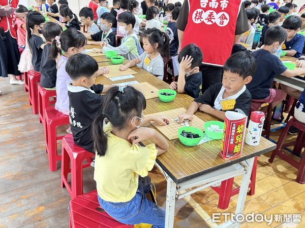 ▲第18屆華聲盃全國圍棋錦標賽，在台南市北區公園國小競技，吸引約930位參賽者對弈，比賽中各組選手們用心對奕，爭取佳績。（圖／記者林東良攝，下同）