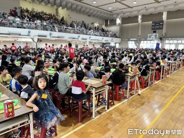 ▲第18屆華聲盃全國圍棋錦標賽，在台南市北區公園國小競技，吸引約930位參賽者對弈，比賽中各組選手們用心對奕，爭取佳績。（圖／記者林東良攝，下同）