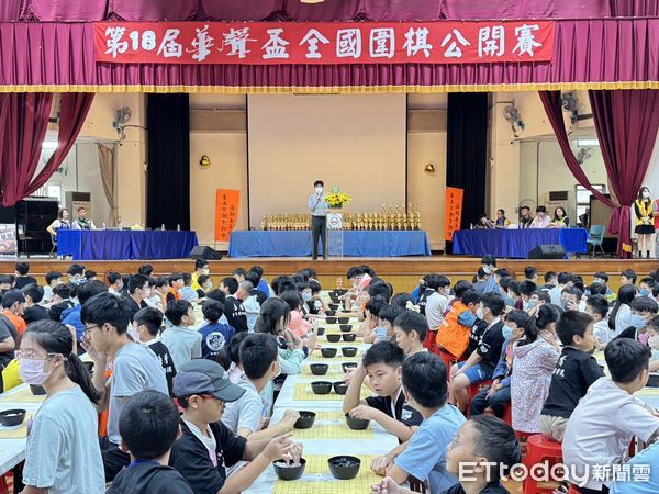 ▲第18屆華聲盃全國圍棋錦標賽，在台南市北區公園國小競技，吸引約930位參賽者對弈，比賽中各組選手們用心對奕，爭取佳績。（圖／記者林東良攝，下同）